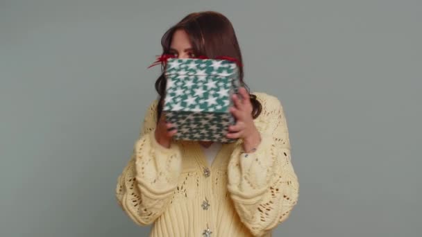 Щаслива Красива Жінка Відкриває Подарункову Коробку Розгорнувши Сюрприз День Народження — стокове відео