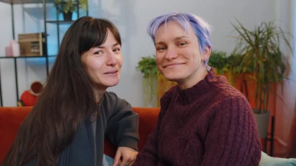 Dwie Młode Lesbijki Rodziny Para Patrząc Kamerę Uśmiechając Się Salonie — Wideo stockowe