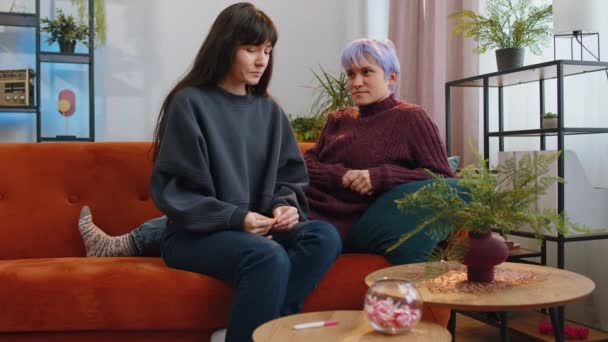 Két Fiatal Homoszexuális Leszbikus Meglepődött Pozitív Terhességi Teszt Eredményén Nagyon — Stock videók