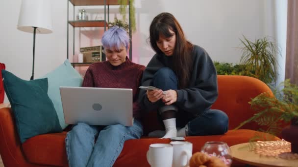 계산하는 레즈비언 부부는 노트북 컴퓨터를 사용하여 거실에서 가정용 청구서를 친구들은 — 비디오