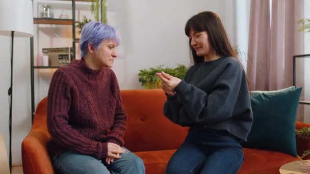 Dwie Lesbijki Rodziny Para Szczęśliwa Pozytywnych Wynikach Testu Ciążowego Salonie — Wideo stockowe
