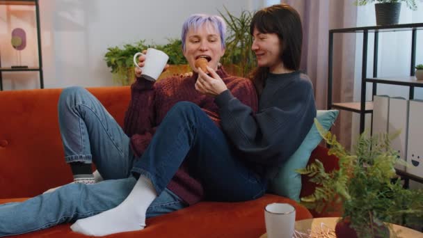 Két Leszbikus Családi Pár Barátnők Kávézgatnak Vagy Teáznak Croissant Esznek — Stock videók