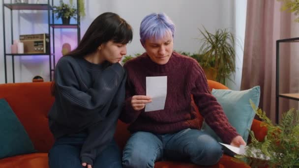 Two Lesbian Women Family Couple Girls Friends Open Envelope Letter — ストック動画