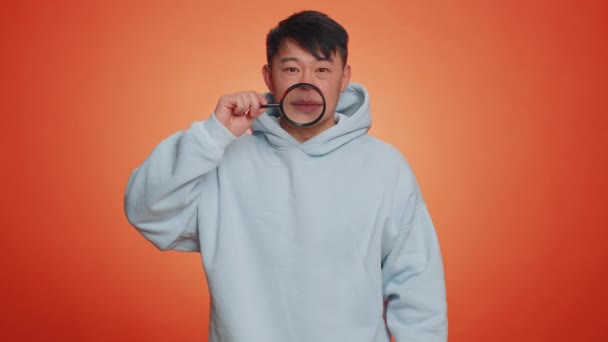 Aziatische Man Met Vergrootglas Gezonde Witte Tanden Kijkend Naar Camera — Stockvideo