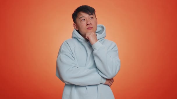 Tankeväckande Smart Asiatisk Stilig Man Gnugga Hakan Och Titta Sidan — Stockvideo