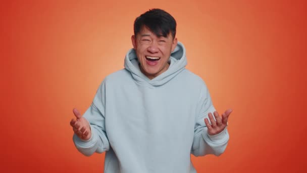 Захоплений Азіатський Чоловік Вказував Пальцем Камеру Сміявся Голосно Глузуючи Сміючись — стокове відео