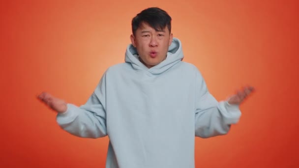 Varför Uppriktigt Irriterad Asiatisk Man Räcker Upp Handen Upprörda Uttryck — Stockvideo