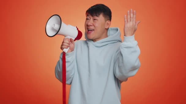 Aziatische Man Gesprek Met Megafoon Verkondigen Van Nieuws Luid Aankondigen — Stockvideo