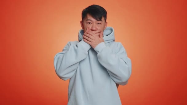 Jag Tänker Inte Säga Någon Rädd Asiatisk Man Stänger Munnen — Stockvideo