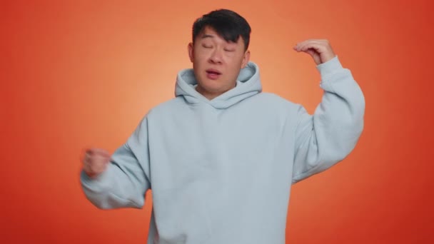 Azjatycki Zmęczony Człowiek Pokazując Bla Bla Bla Nonsens Gest Rękami — Wideo stockowe