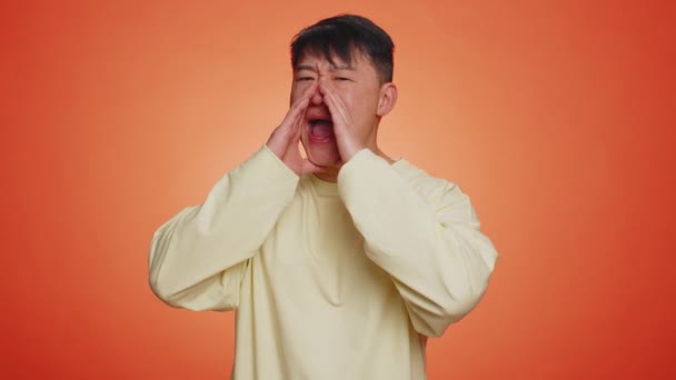 Asian Handsome Man Scream Yell Hand Mouth Greeting Hand Notices — Vídeo de Stock