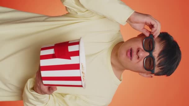 Eccitato Uomo Asiatico Occhiali Mangiare Popcorn Guardando Interessanti Serie Gioco — Video Stock