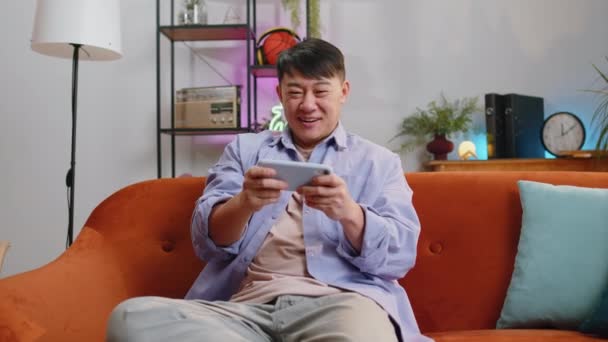 Besorgter Asiatischer Siegermann Der Hause Begeistert Renn Oder Shooter Videospiele — Stockvideo