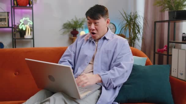 God Wow Surprised Asian Man Using Laptop Computer Receive Good — ストック動画