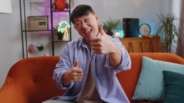 Sånn Glad Asiatisk Mann Som Ser Positivt Kamera Som Viser – stockvideo