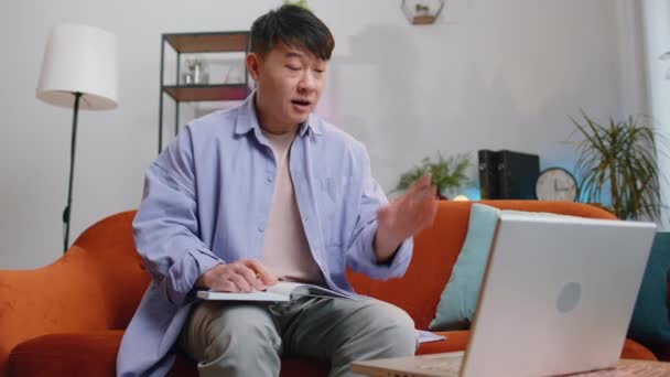 Nettlærer Læring Fjernprat Fjernundervisning Nett Asiatisk Mann Hjemme Som Ringer – stockvideo