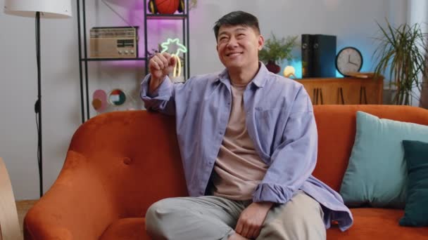 Портрет Счастливого Спокойного Азиатского Человека Себя Дома Диван Улыбается Дружелюбно — стоковое видео