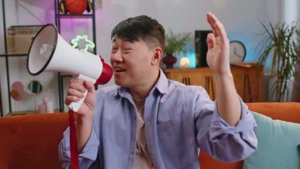 Asiatischer Gutaussehender Mann Der Mit Megafon Spricht Nachrichten Verkündet Lautstark — Stockvideo