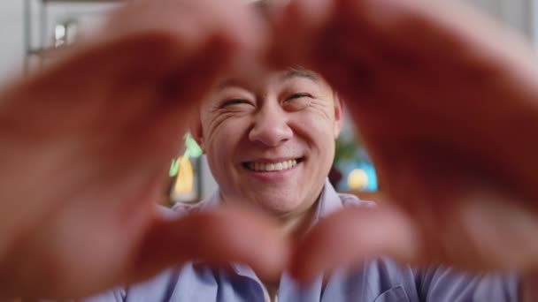 Ich Liebe Dich Glückliche Asiatische Mann Hause Wohnzimmercouch Macht Symbol — Stockvideo