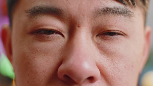 笑着的亚洲男人脸上的极其密切的宏观画像 中年男人的眼睛看着相机 中国成年男子睁大眼睛 黑发男性的棕色眼睛迷人的模特 — 图库视频影像