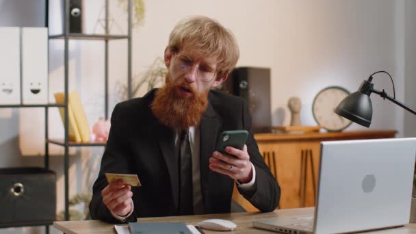 Bearded Businessman Programmer Software Developer Working Making Online Purchase Payment — Stockvideo