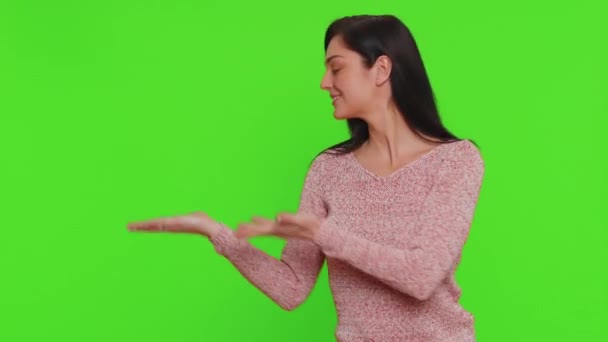 Piękne Millenium Ładna Kobieta Pokazuje Kciuki Górę Wskazując Puste Miejsce — Wideo stockowe