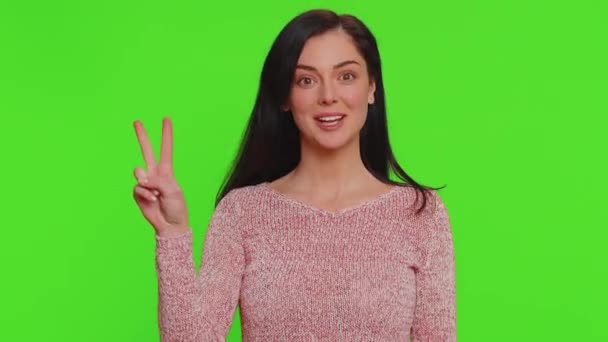 Hipster Femeie Drăguță Pulover Care Arată Victoria Semn Sperând Pentru — Videoclip de stoc