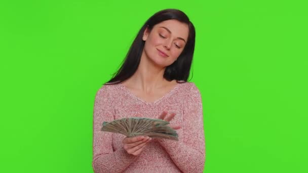 Rijke Tevreden Baas Duizendjarige Vrouw Zwaaien Geld Dollar Contant Bankbiljetten — Stockvideo
