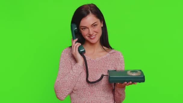 Rappelle Moi Jeune Femme Pull Parlant Sur Fil Vintage Téléphone — Video