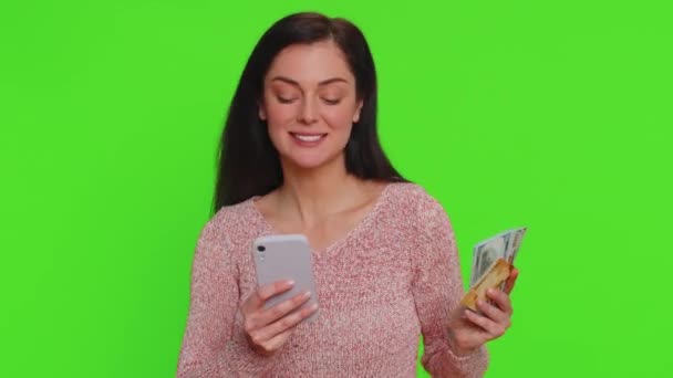 Aufrichtige Kundin Die Kreditkarte Und Smartphone Benutzt Während Sie Bargeld — Stockvideo