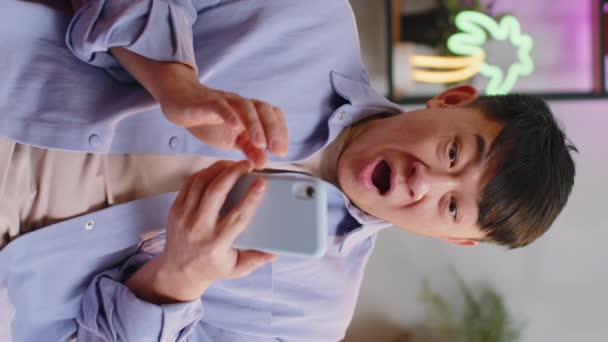 Gledelig Asiatisk Vinnermann Bruker Mobil Smarttelefon Skriver Nettleser Wow Funnet – stockvideo