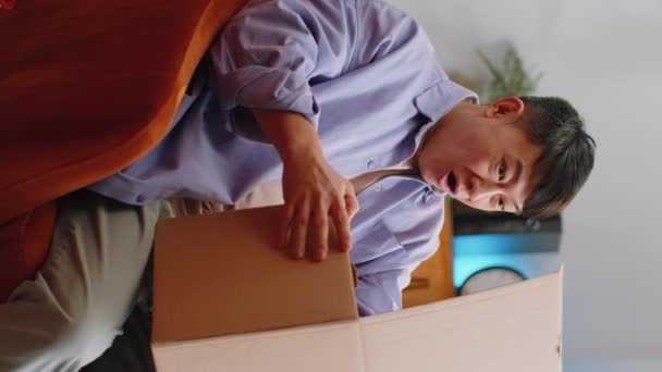 Heureux Asiatique Homme Déballage Livraison Colis Maison Sourire Satisfait Acheteur — Video