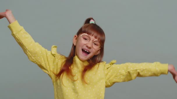 Здравствуйте Добро Пожаловать Маленькая Девочка Очках Появляется Снизу Машет Рукой — стоковое видео
