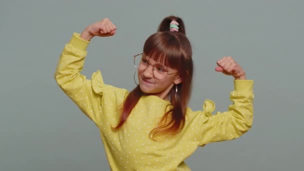 Jsem Silný Zdravý Mladé Batole Dívka Brýlích Ukazuje Biceps Vypadá — Stock video