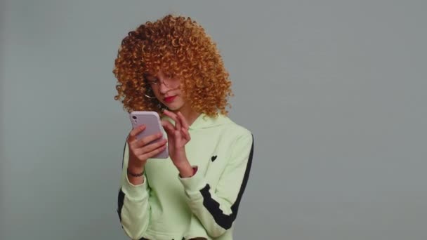 Nastolatka Kręconymi Kręconymi Fryzurami Smsowanie Wiadomości Akcji Treści Smartfonie Social — Wideo stockowe