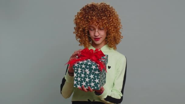 Щаслива Дівчина Підліток Школи Отримує Відкриваючи Подарункову Коробку Радісно Посміхаючись — стокове відео