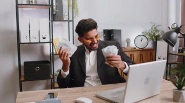 Hint iş adamı nakit para dolar banknotlarını tutuyor kutlama, dans, başarı kariyeri, piyango oyunu kazananı, büyük gelir, ofis iş yerindeki zenginlik. Uzak çalışma