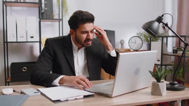 Conflict Quarrel Negotiation Angry Businessman Ceo Making Webcam Laptop Online — Stockvideo