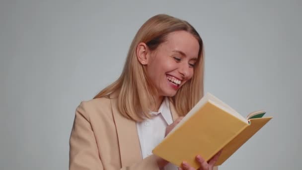 Resmi Takım Elbiseli Mutlu Bir Kadın Komik Bir Masal Kitabı — Stok video