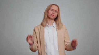 İş kadını umutsuzluk yalnızlık, sinir krizi, mağlubiyet piyango sonuçları, kötü şans, kayıp, şanssız haberler karşısında şaşırıyor. Stüdyo gri arka planda izole edilmiş resmi takım elbiseli kız.