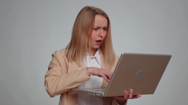 Retrato Jovem Empresária Usar Laptop Digitação Navegação Trabalhando Perde Tornando — Vídeo de Stock