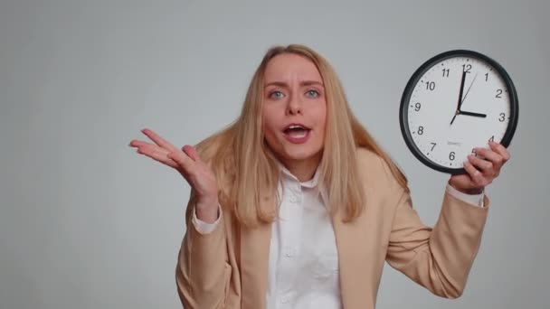 Retrato Jovem Mulher Negócios Com Ansiedade Verificando Tempo Relógio Correndo — Vídeo de Stock