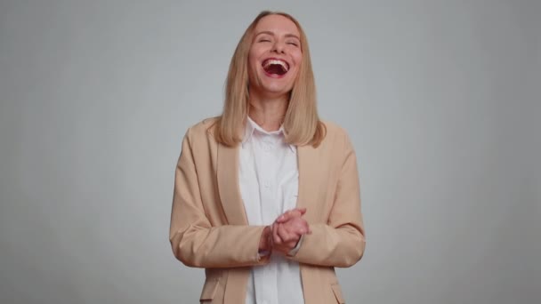 Komik Ofis Sekreteri Kadın Kamerayı Işaret Ediyor Yüksek Sesle Gülüyor — Stok video