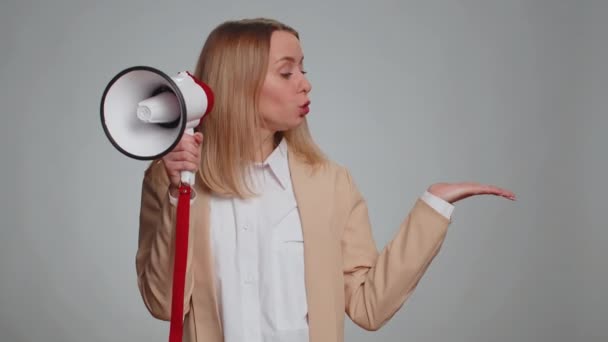 Zakenvrouw Praat Met Megafoon Verkondigt Nieuws Kondigt Luidkeels Reclame Aan — Stockvideo