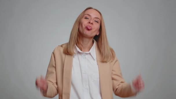 Fröhliche Lustige Rüpel Geschäftsfrau Die Vor Laufender Kamera Zungenbrecherische Gesichter — Stockvideo