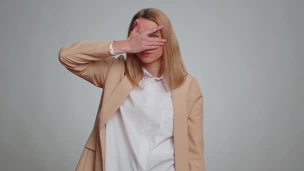 Mulher Negócios Curiosa Nosy Fechando Olhos Com Mão Espionando Através — Vídeo de Stock