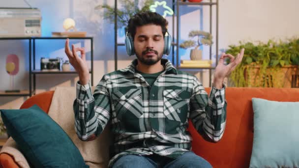 Calmati Rilassati Equilibrio Interiore Uomo Indiano Respira Profondamente Con Gesto — Video Stock