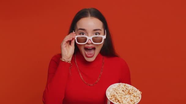 Mulher Bonita Excitada Óculos Comendo Pipocas Assistindo Interessante Série Casa — Vídeo de Stock