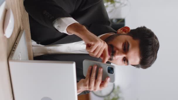 Glücklich Erstaunt Indischen Geschäftsmann Auf Dem Smartphone Arbeiten Schockiert Über — Stockvideo