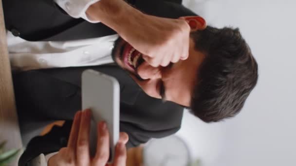 Индийский Бизнесмен Играющий Смартфоне Захватывающее Мобильное Приложение Празднует Победу Гонках — стоковое видео